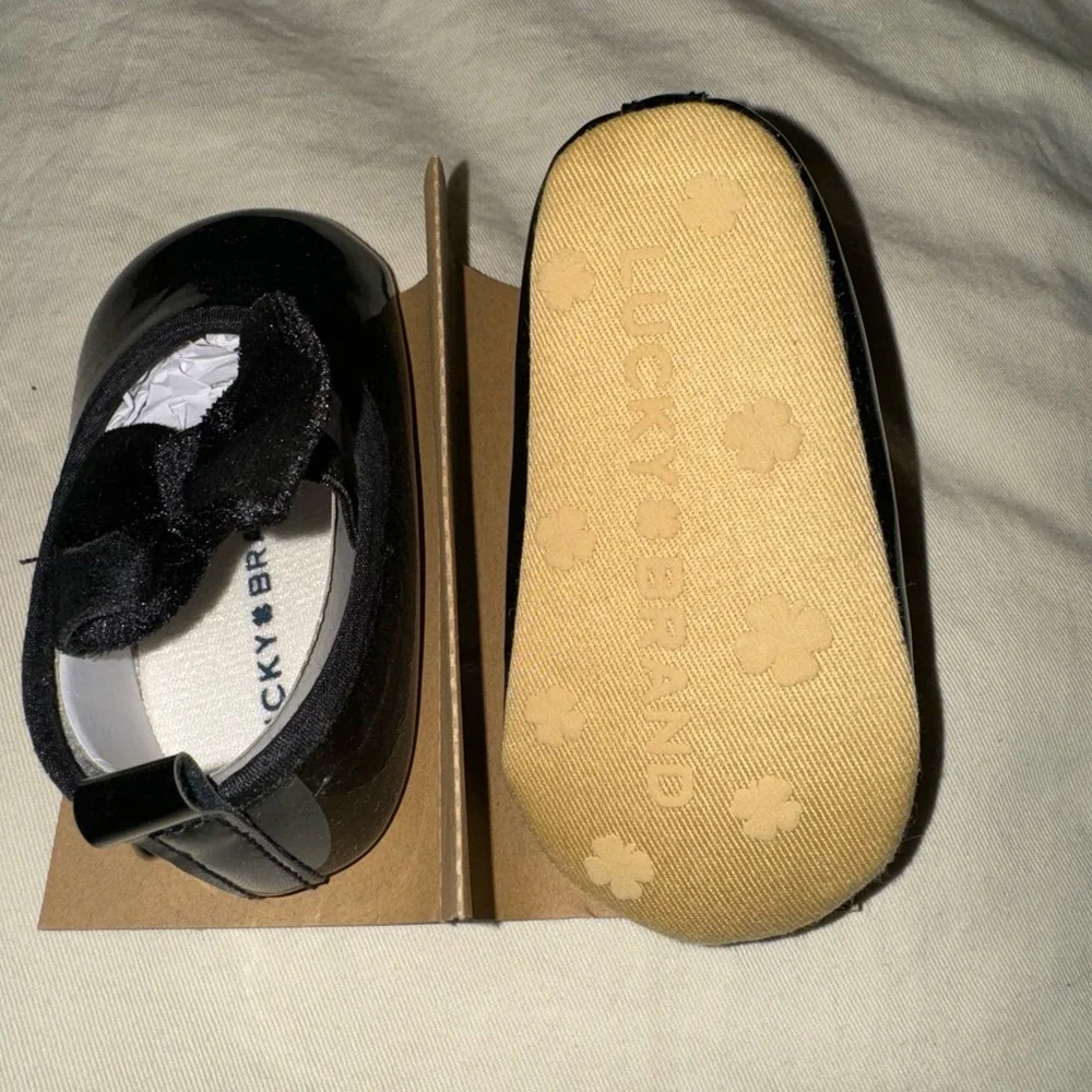 Lucky Brand infant girl 👶🏻 paten leather crib shoes NWT in box great gift 🎁